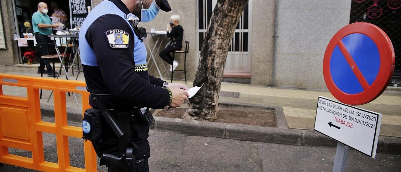 Un policía supervisa una terraza exprés instalada en el centro de Santa Cruz.