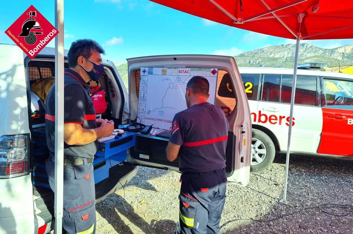 Los bomberos planifican en los mapas las zonas de la búsqueda.