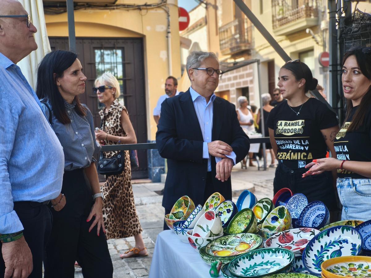 Artesanos de La Rambla con el presidente de la Diputación de Córdoba, Salvador Fuentes, en Barcelona.