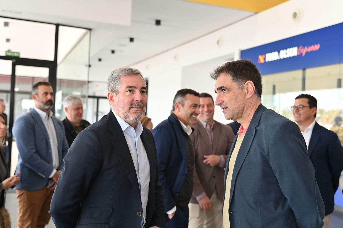 Fernando Clavijo visita la nueva terminal del Puerto de Playa Blanca