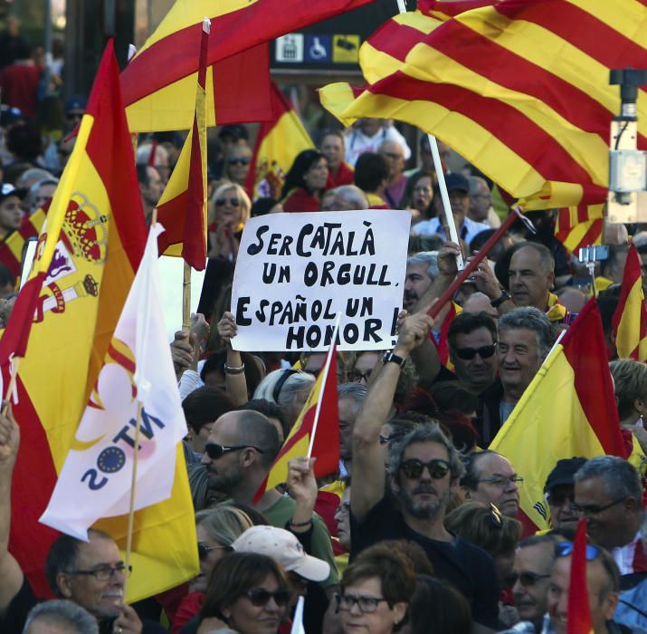 Milers de persones es manifesten a favor de la unitat d'Espanya a Barcelona