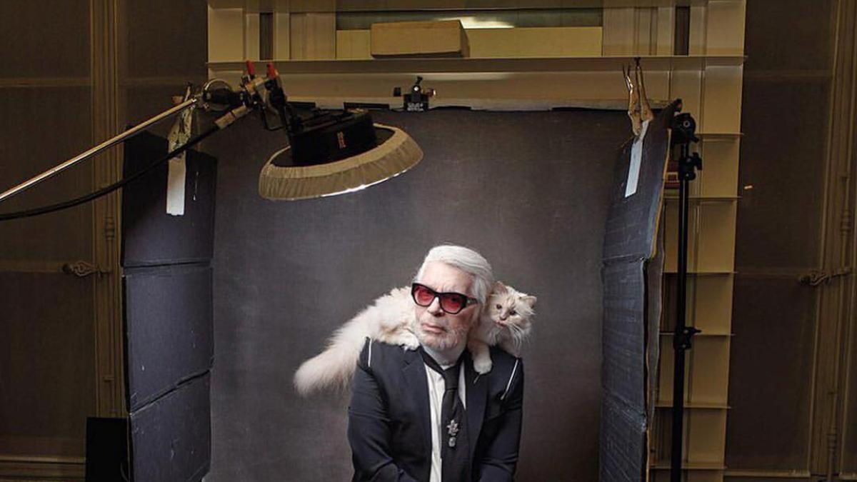 Karl Lagerfeld con su gatita Choupette
