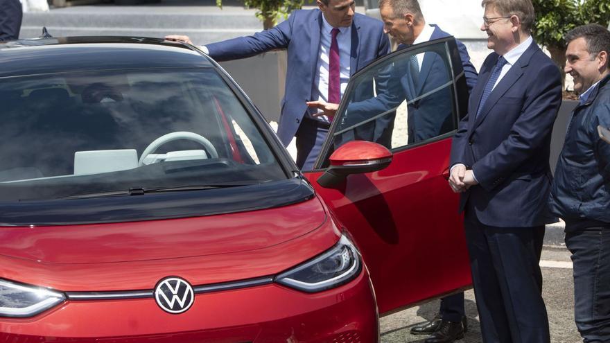 Pedro Sánchez, Herbert Diess (ex CEO de Volkswagen) y Ximo Puig, en la presentación de la gigafactoría en mayo de este año. | D. TORTAJADA