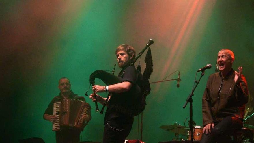 Budiño y Mercedes Peón, durante el concierto de anoche en la plaza de Fefiñáns. // Noé Parga