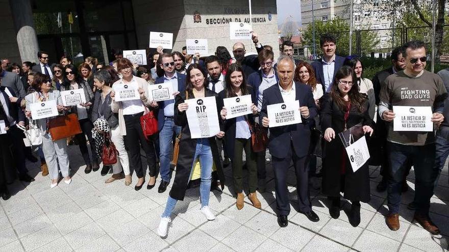 Los abogados, ayer, en la concentración que realizaron ante el edificio nuevo de los juzgados. // R. Grobas