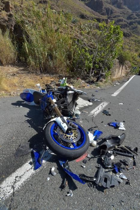 17-03-2019 SAN BARTOLOMÉ DE TIRAJANA. Accidente. Choca un coche contra tres motos.   Fotógrafo: ANDRES CRUZ  | 17/03/2019 | Fotógrafo: Andrés Cruz