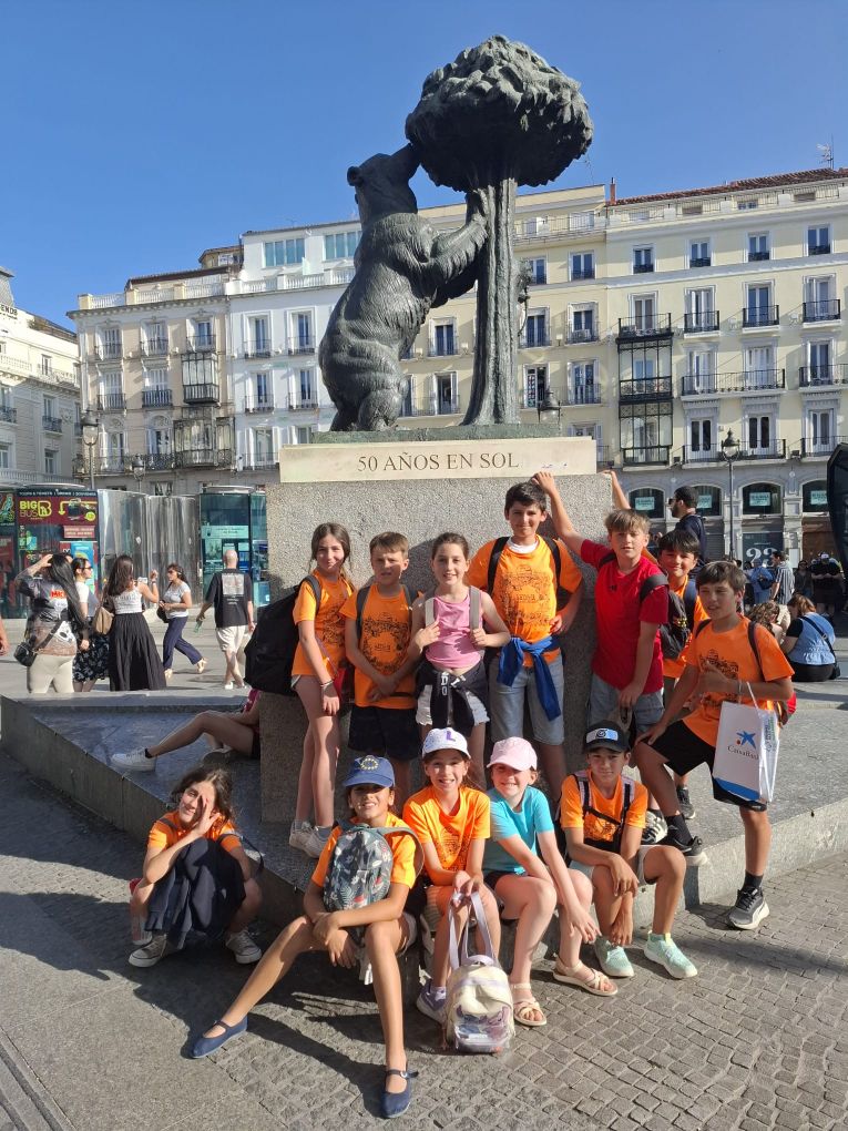 Candela Peña e os alumnos de CEIP Laredo, de Chapela, que gañaron un concurso de lectura na Feira de Madrid