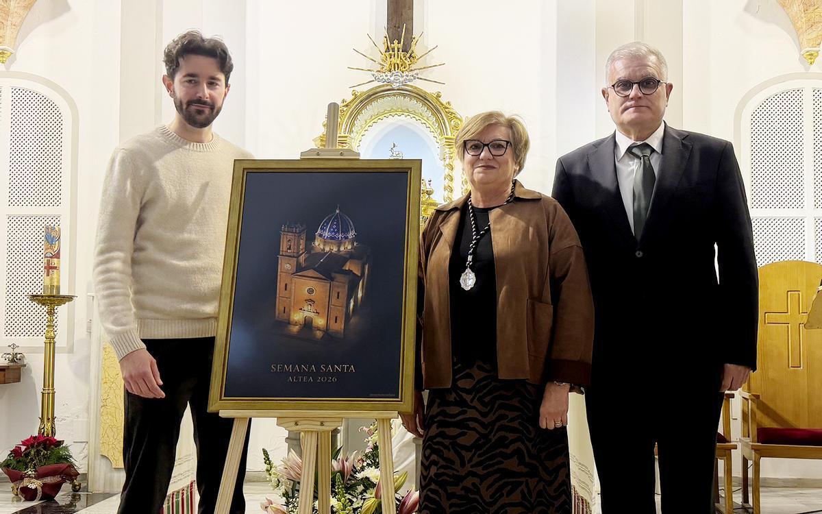 Cayetano Solano (a la izquierda) junto al cartel de la Semana Santa de Altea 2026. A su lado, la presidenta de la Junta Mayor de Cofradias y Hermandades, Ana Alvado, y el pregonero Pepe Serrat