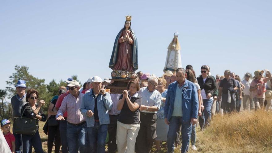 La procesión con las dos imágenes.