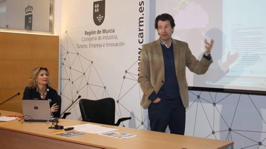El consejero, Juan Carlos Ruiz, junto a la directora general Celia Martínez, presentaron el proyecto.