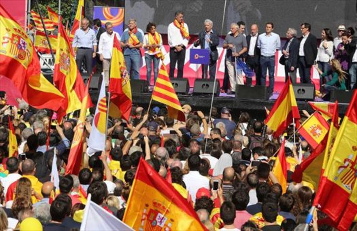 Vargas Llosa habla flanqueado por García Albiol (PP), Josep Borrell (PSOE) y Albert Rivera (Ciudadanos), ayer.