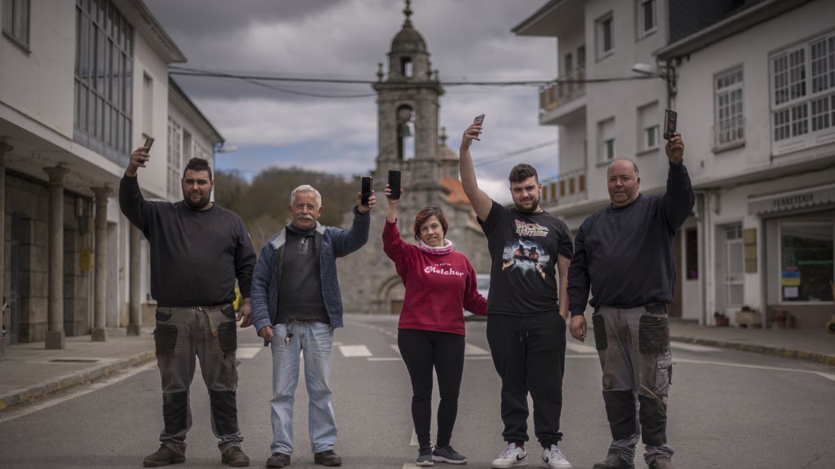 Vecinos de San Xoan de Río (Ourense) celebran la instalación de una red municipal de red wifi abierta.