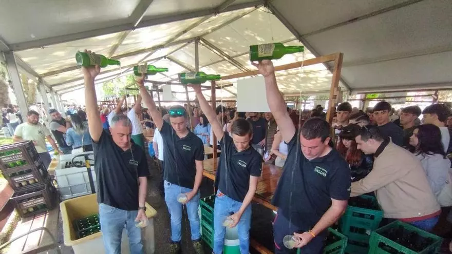 Multitudinaria jornada de la sidra en La Felguera: se agotaron los 1.400 vasos que vendía la organización, festejos San Pedro, para la degustación de la sidra