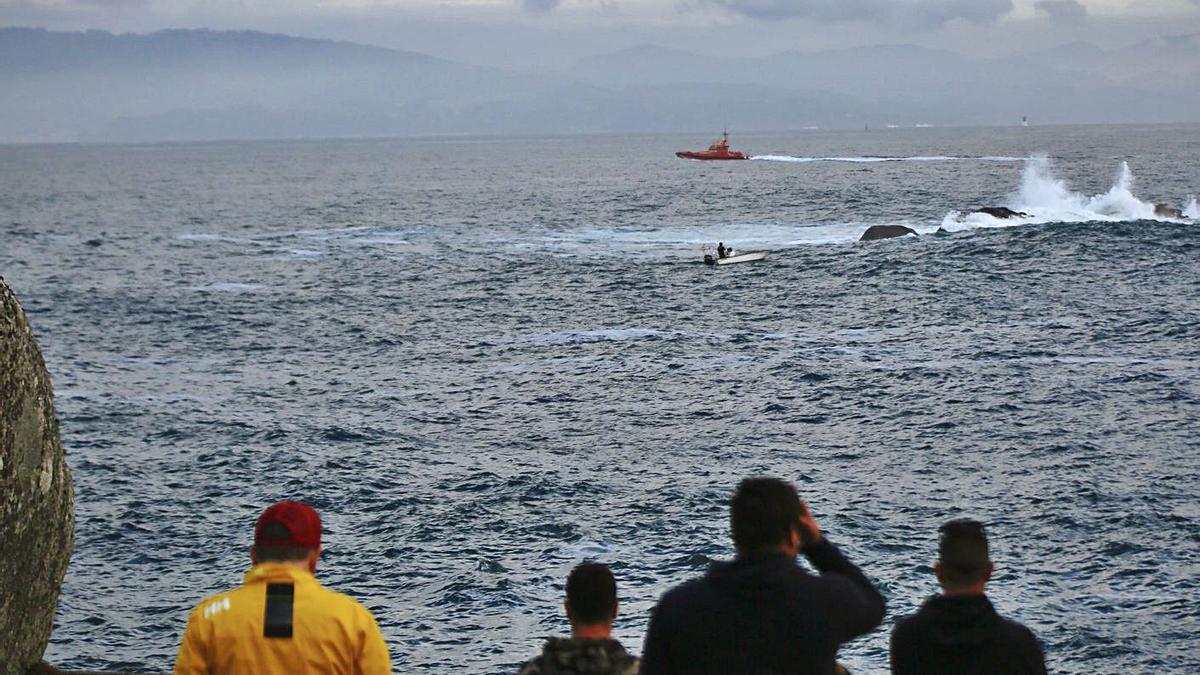 Un momento de la búsqueda del marinero desaparecido bajo las aguas junto a la isla de Ons. |   // FDV