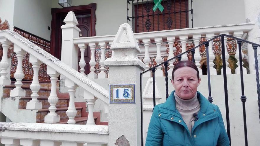 La madre de Manuela Chavero, ante la casa de ésta.