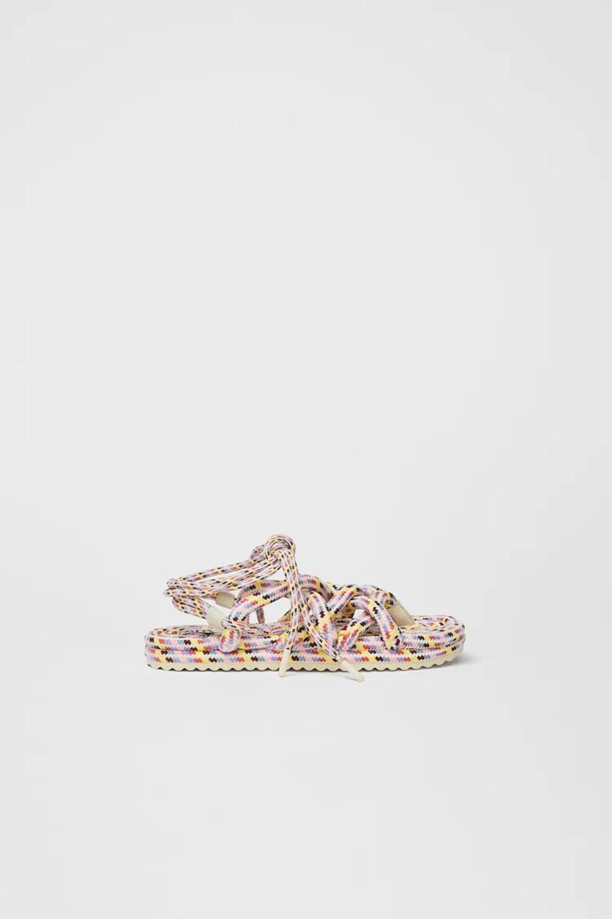 Sandalias de cuerdas multicolor, de Zara Kids