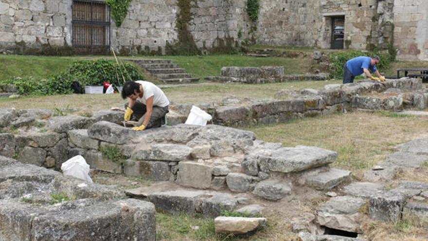 Trabajos en el entorno de las ruinas del antiguo convento.