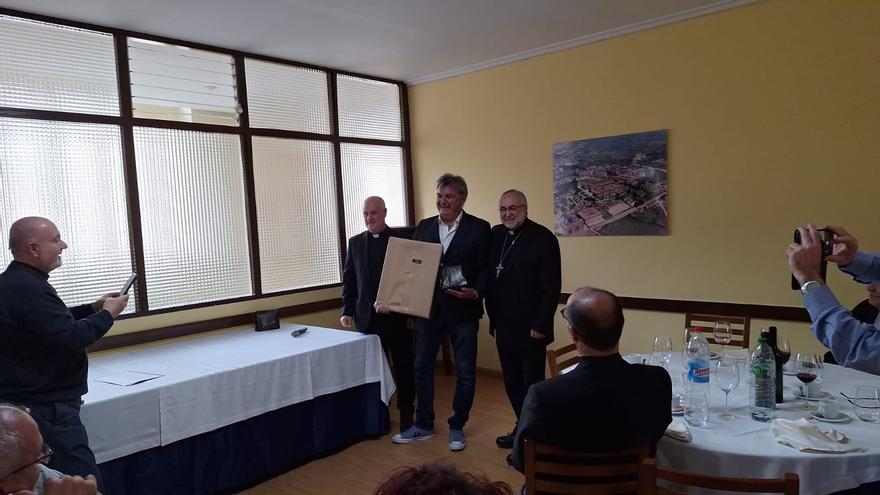 Bodas de plata del cura moscón Arturo García, con emotivo homenaje de sus feligreses de Salas en el Seminario de Oviedo