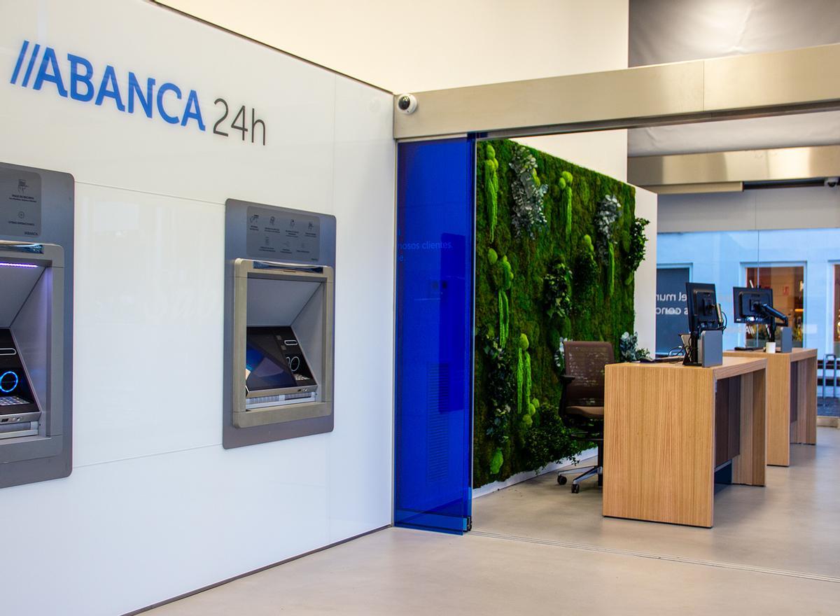 Abanca convierte su oficina del Obelisco, en A Coruña, en un espacio de acompañamiento digital a sus clientes.