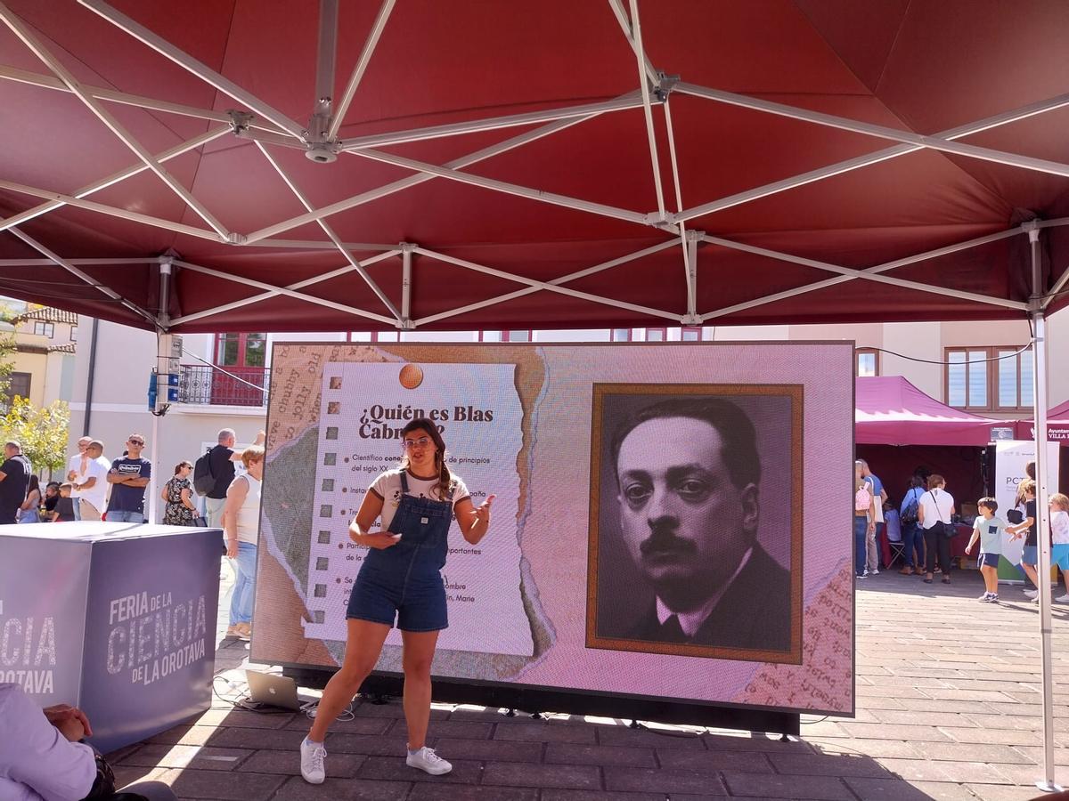 Verónica Pavés presenta su libro ‘Blas Cabrera, una vida magnética’.