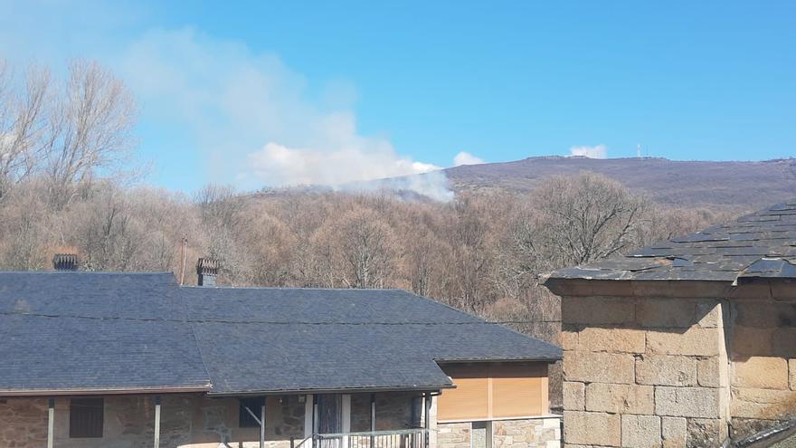 Un incendio pone en alerta a la comarca de Sanabria