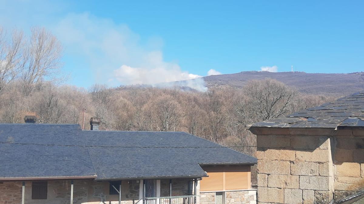 Un incendio pone en alerta a la comarca de Sanabria.