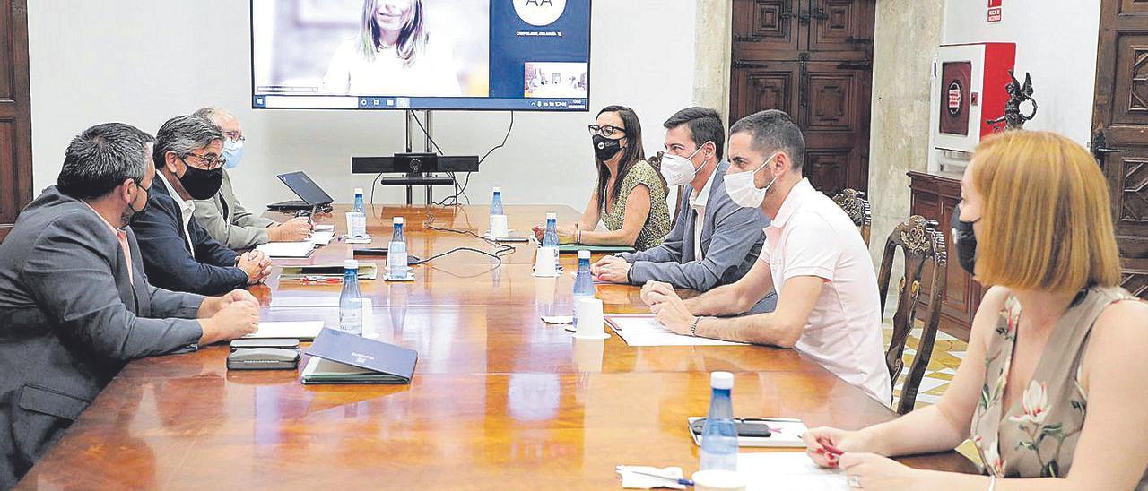 Cargos del Consell (a la izquierda) y la diputación (derecha), en la comisión bilateral de ayer.