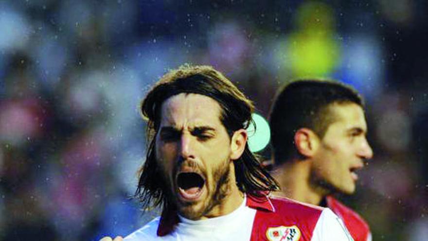 Joaquín Larrivey, durante un partido con el Rayo Vallecano.