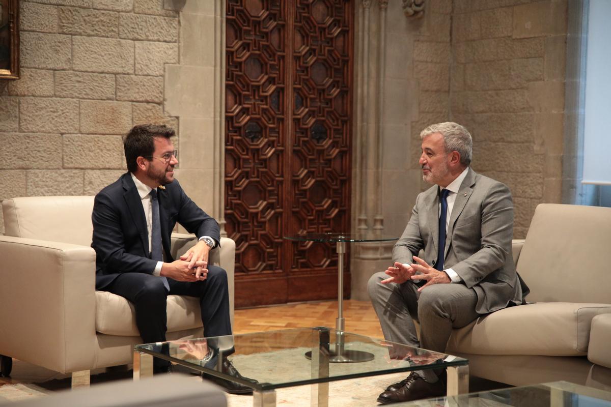 El president de la Generalitat, Pere Aragonès, y el alcalde de Barcelona, Jaume Collboni, en su primera reunión institucional