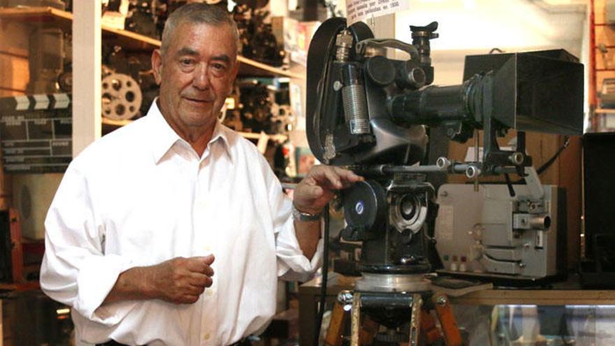 Eugenio Griñán, esta semana en su local con una cámara de cine de 35mm usada por Orson Welles en sus películas.