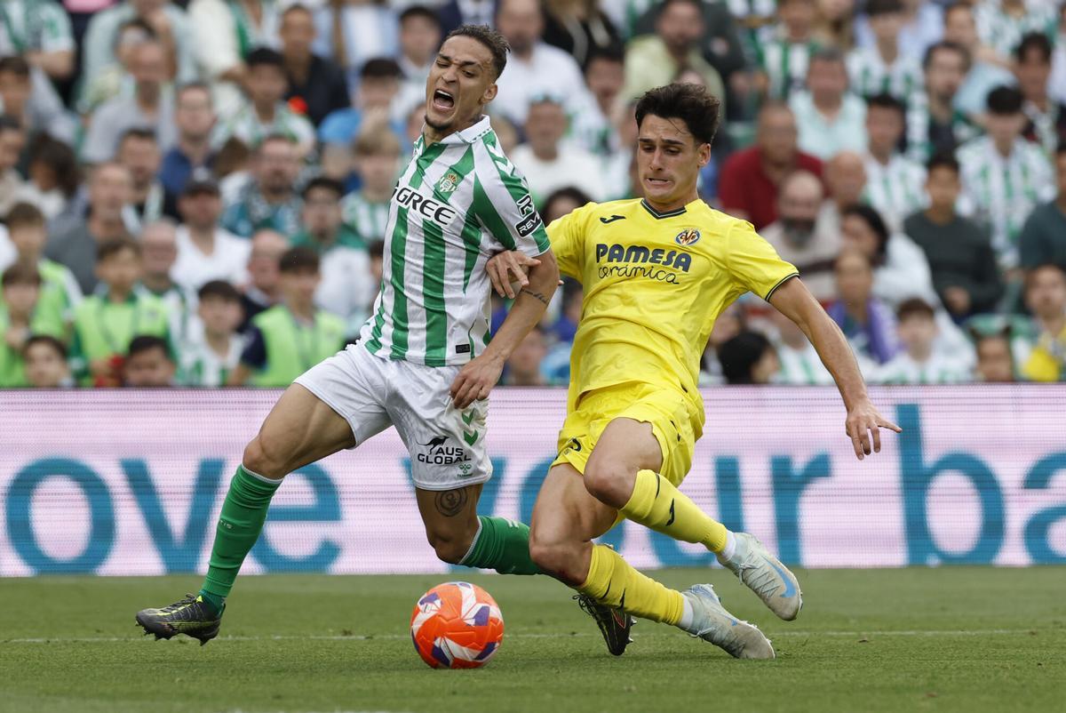 SEVILLA, 13/04/2025.- El delantero del Betis Antony (i) pelea un balón con Sergi Cardona, del Villarreal, durante el partido de LaLiga EA Sports que Real Betis Balompié y Villarreal CF disputan este domingo en el estadio Benito Villamarín, en Sevilla. EFE/ Julio Muñoz