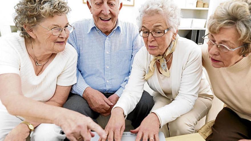 Les persones grans connecyades són més actives mentalment