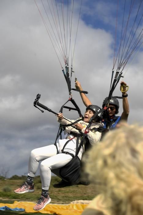 10-05-19 LAS PALMAS DE GRAN CANARIA. ZONA DE SALTOS PARAPENTE DE LOS GILES. LAS PALMAS DE GRAN CANARIA. Nardy Barrios en parapente.  Nardy Barrios se tira en parapente desde Los Giles junto a una persona que ganó un concurso. Fotos: Juan Castro  | 10/05/2019 | Fotógrafo: Juan Carlos Castro