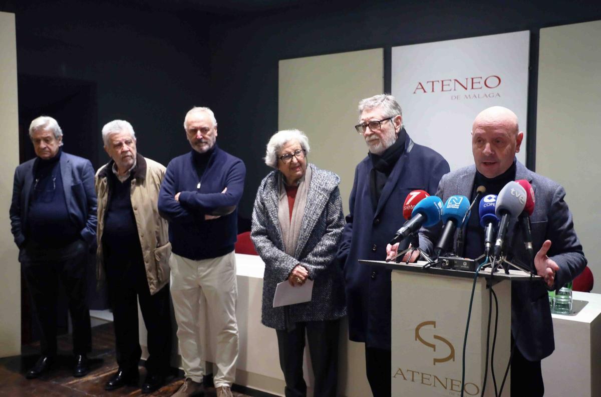 Representantes de la sociedad civil malagueña leen el manifiesto en contra de las esculturas del puerto