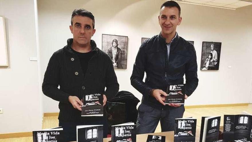 Jorge Méndez y Juan Álvarez, con el libro.