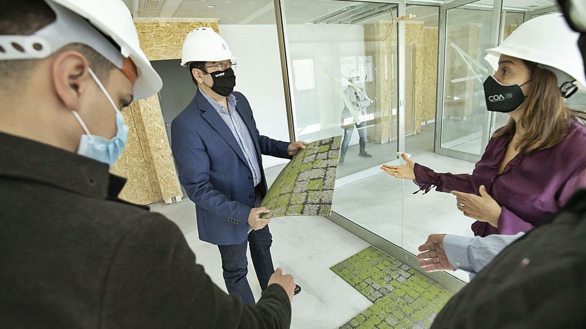 El presidente del Cabildo, Pedro Martín, durante la reciente visita a las avanzadas obras del centro de voluntariado. | | E.D.