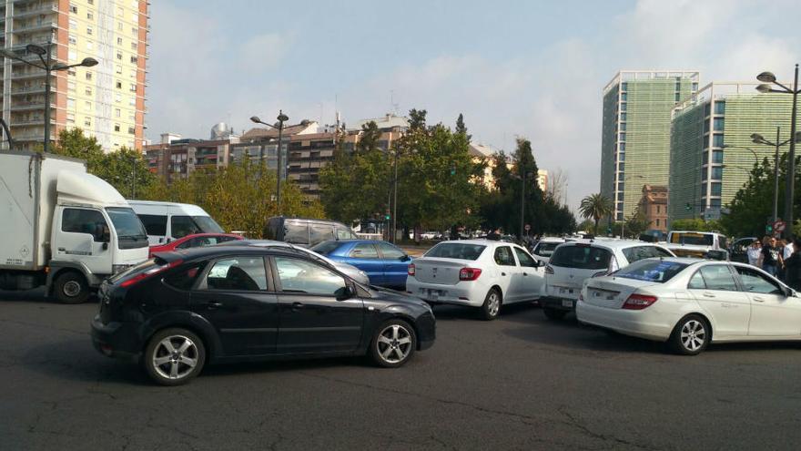 Los taxistas marchan contra los coches con conductor