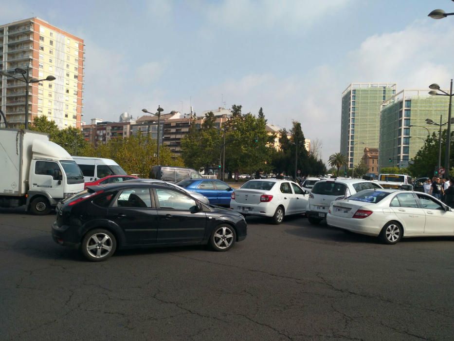 Los taxis comienzan a congregarse frente al Complejo Administrativo 9 d'Octubre de València.