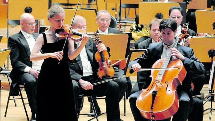 Julia Fischer, violinista, y Daniel Müller-Schott, violonchelista, durante la interpretación del doble concierto de Brahms.