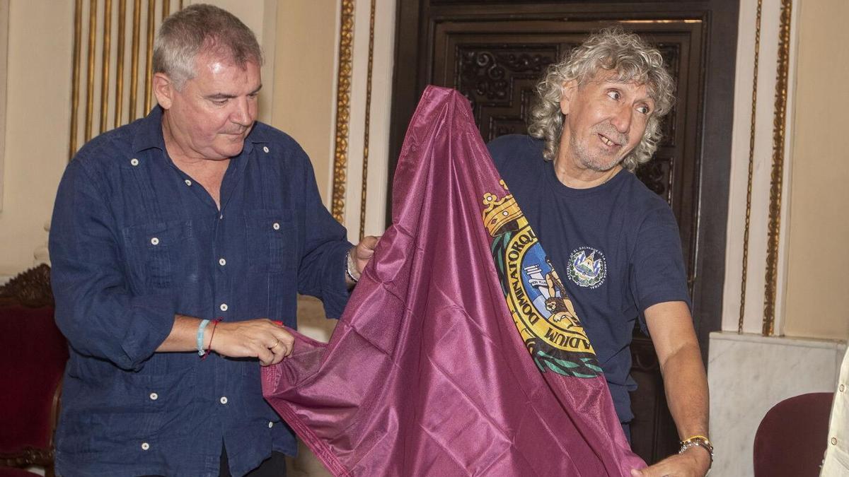 Manuel Vizcaíno con el exdelantero internacional salvadoreño Jorge 'Mágico' González.