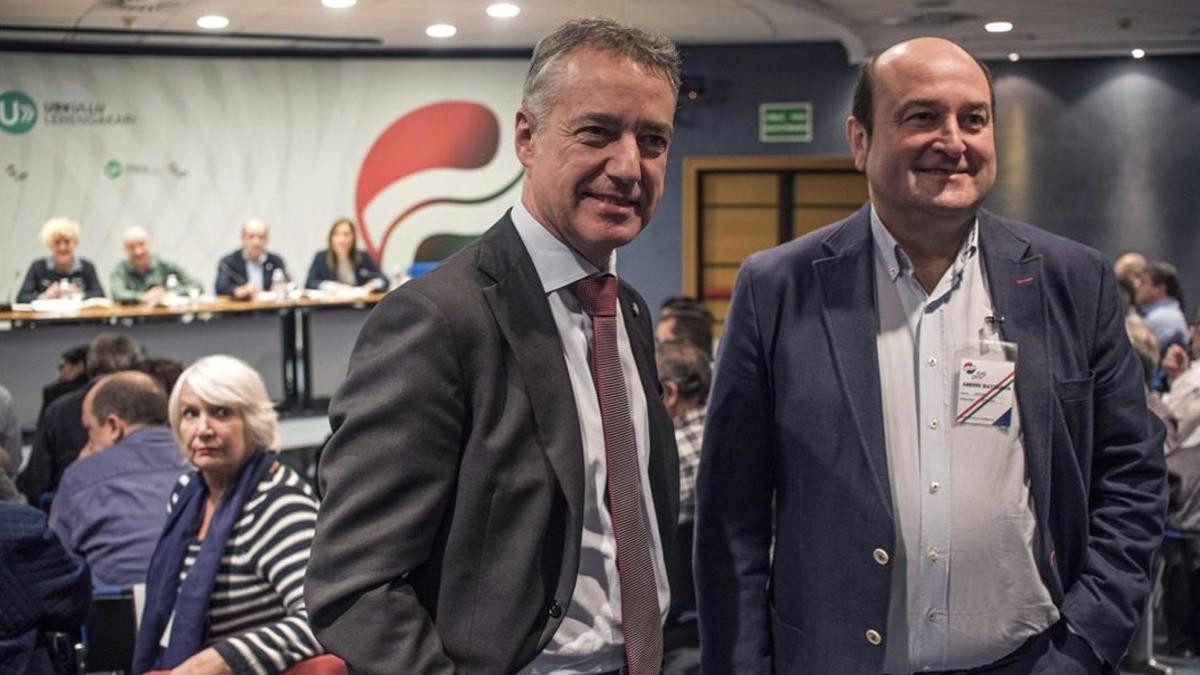 El lendakari, Iñigo Urkullu, y el presidente del PNV, Antoni Ortuzar, este lunes, durante la asamblea nacional de los nacionalistas vascos.