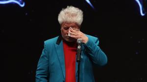 El director de cine Pedro Almodóvar se emociona durante su intervención en los Premios Feroz.