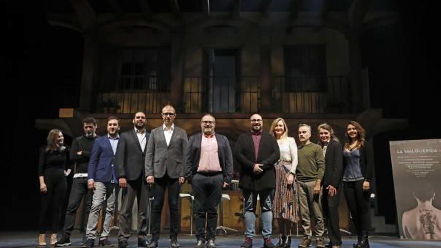 El director artístico de Les Arts, Jesús Iglesias, posa con el elenco de «La malquerida» en el auditorio Martin i Soler.