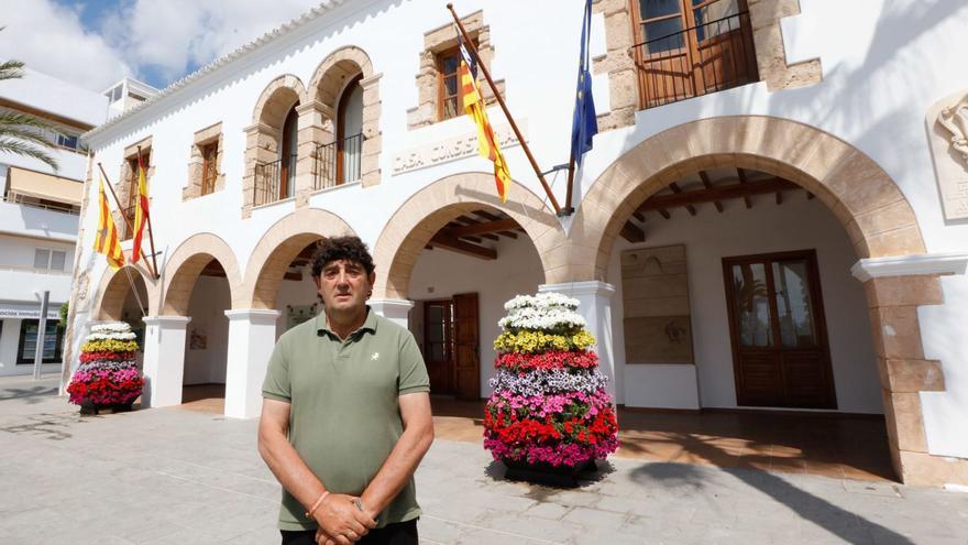 Muriana posa frente al Ayuntamiento de Santa Eulària.