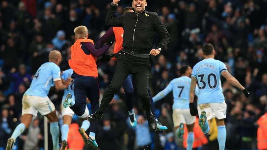 Pep Guardiola celebra el triunfo de su equipo en el campo de Tottenham.