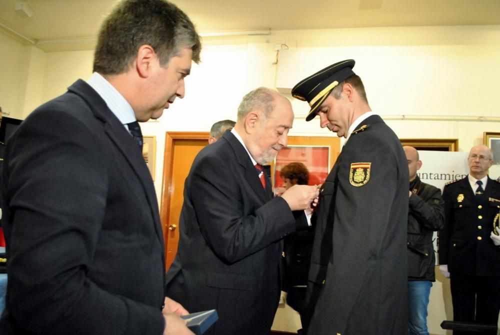 Ignacio Cosidó en la comisaría e Luarca para distinguir a dos agentes: Francisco García e Ignacio González- Cachón