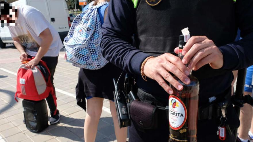 La Policía Local requisa y destruye decenas de botellas con alcohol en la romería de Santa Faz