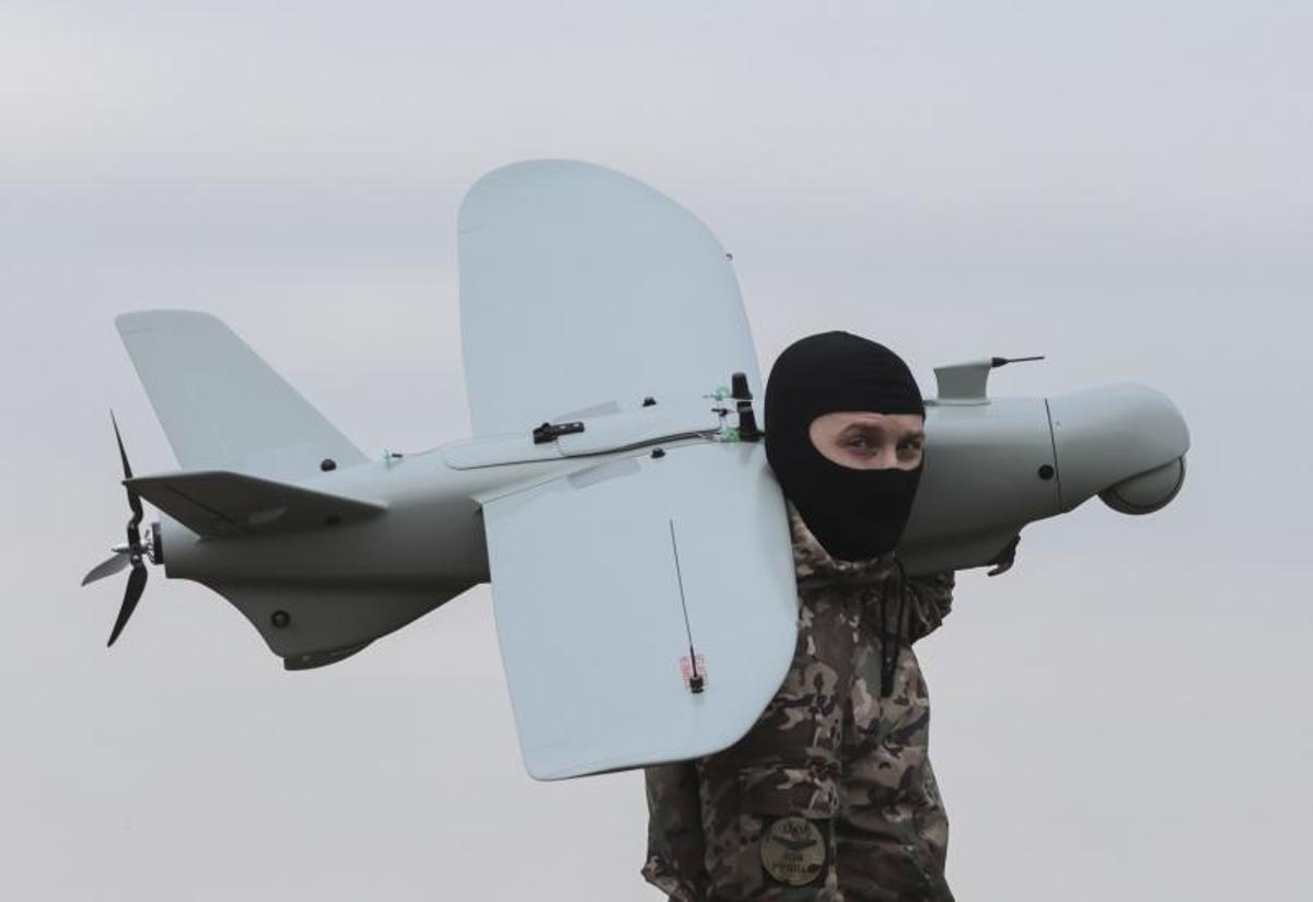 Un soldado ucraniano carga un dron multipropósito Leleka 100 en el frente de Zaporiya.