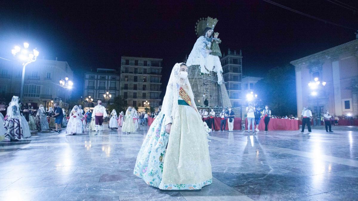 Llegada de la Fallera Mayor Infantil 2021 a la plaza de la Virgen en la Ofrenda