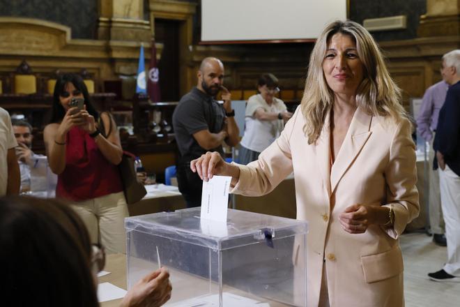 La líder de Sumar y vicepresidenta segunda del Gobierno Yolanda Díaz vota en las elecciones europeas en Madrid